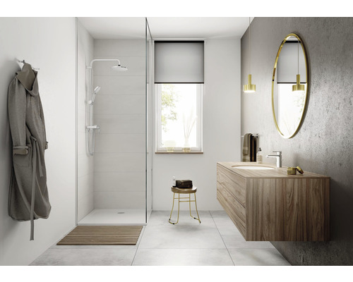 Svetlá kúpeľňa so sprchou, umývadlom a zrkadlom