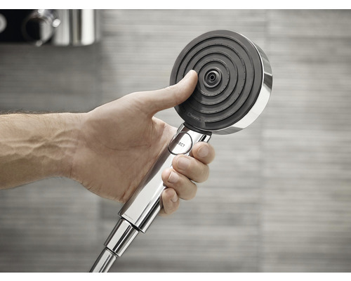 Ruka drží ručnú sprchu s rôznymi typmi prúdu.