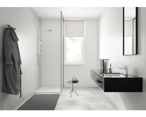 Moderná kúpeľňa so sprchou, umývadlom a zrkadlom