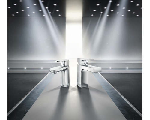 Dve chrómované umývadlové batérie na svetlom pozadí