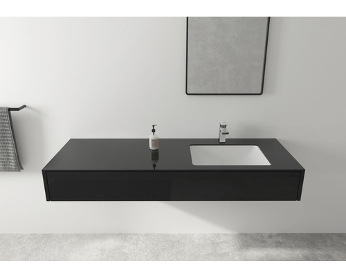 Moderná kúpeľňa s čiernym umývadlom, umývadlom a zrkadlom