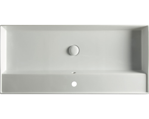 Pohľad zhora na obdĺžnikové keramické umývadlo so zátkou a otvorom pre batériu