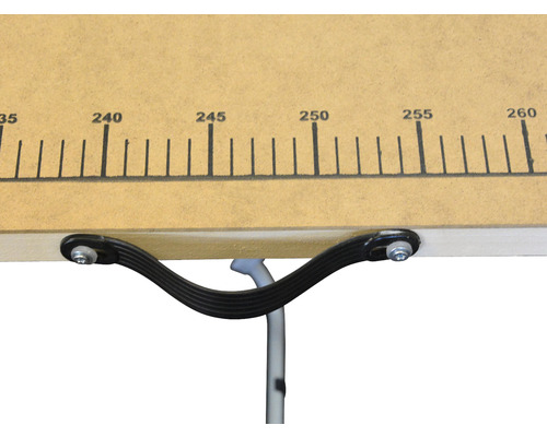 Detailný pohľad na pracovný stôl s mierkou a upevňovacími prvkami