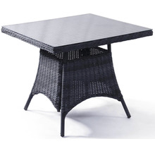 Štvorcový záhradný stôl so sklenenou doskou a ratanovou štruktúrou