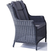 Prútené kreslo s podrúčkami a vankúšmi