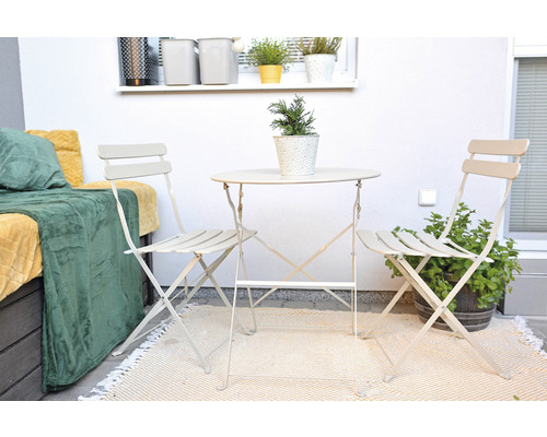 Scéna so záhradným stolom, dvoma záhradnými stoličkami a dekoráciou na balkóne