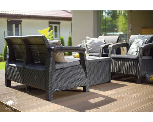 Záhradná sedacia súprava s dvoma kreslami, pohovkou a stolom na terase