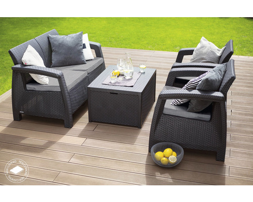 Záhradný nábytok z ratanu so sedačkou, kreslom a stolom na terase