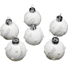 Šesť bielych vianočných gúľ s trblietkami a perličkami