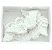 Dekoratívne biele holubice so svetelnou reťazou v krabici