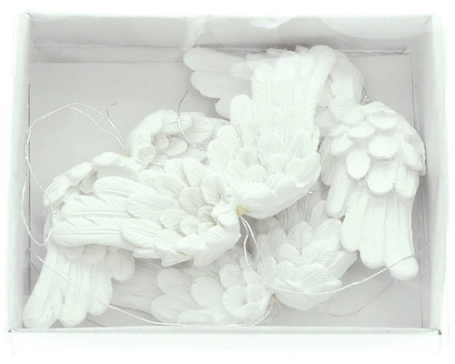 Dekoratívne biele holubice so svetelnou reťazou v krabici