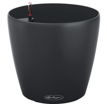 Čierny kvetináč so zavlažovacím systémom