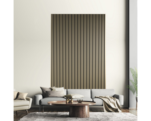 Obývacia izba s dreveným obkladom stien, pohovkou a konferenčným stolíkom.