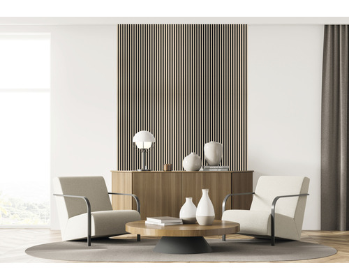 Obývacia izba s dvoma kreslami, konferenčným stolíkom, príborníkom a dreveným obkladom stien.