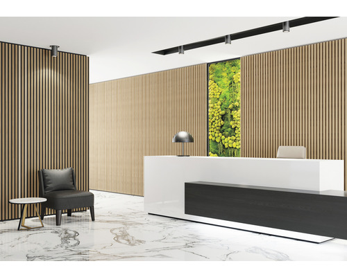 Recepcia s drevenými panelmi, recepciou, posedením a mramorovou podlahou