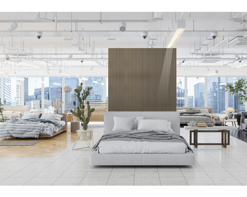 Svetlé lôžka v priestrannej spálni s akustickými panelmi