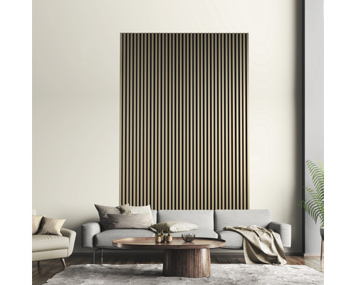 Obývacia izba s drevenou lamelovou stenou, pohovkou, kreslom, kobercom a stolom