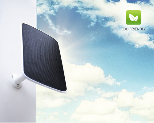 Solárna lampa namontovaná na stene pred oblohou s mrakmi. Symbol: šetrné k životnému prostrediu.