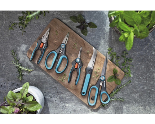 Záhradné nožnice a záhradný nôž Gardena na drevenej doske s bylinkami