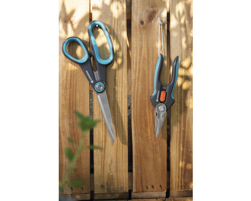 Záhradné nožnice a nožnice na ruže Gardena na drevenej stene