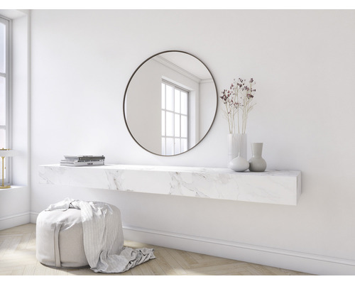 Svetlá miestnosť so zrkadlom, konzola s mramorovým vzhľadom a sedacia stolička