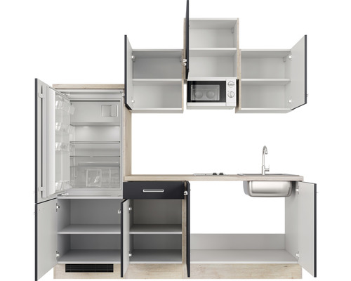 Kuchynská linka s chladničkou, mikrovlnnou rúrou, drezom a otvorenými skrinkami.