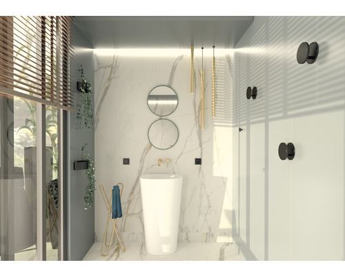 Svetlá kúpeľňa s voľne stojacim umývadlom, zrkadlami a držiakom na uteráky