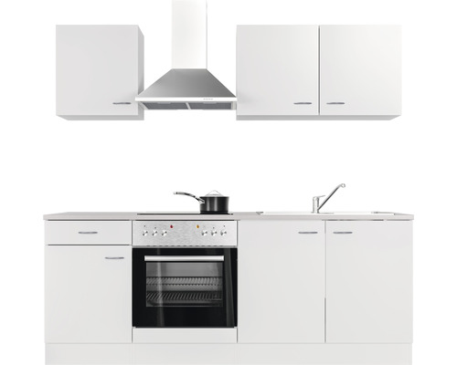 Biela vstavaná kuchyňa s drezom, sporákom, rúrou, digestorom a skrinkami