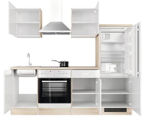 Kuchynská linka s drezom, varnou doskou, rúrou, digestorom a chladničkou s otvorenými dvierkami skriniek