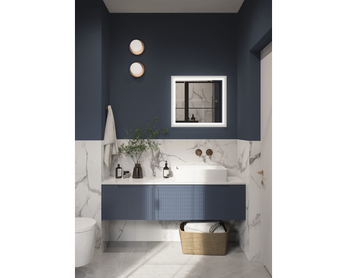 Kúpeľňa s umývadlom, zrkadlom s osvetlením, uterákom a dekoráciou