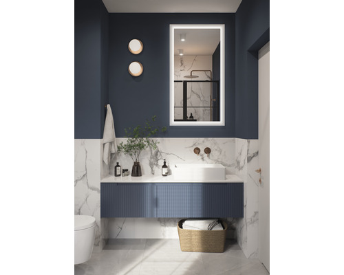 Moderná kúpeľňa s umývadlom, zrkadlom s osvetlením a dekoráciou