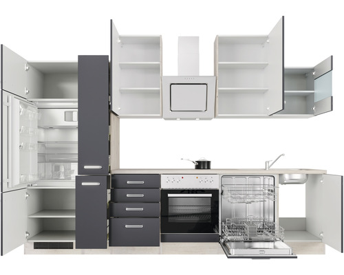 Kompletná kuchyňa so vstavanými spotrebičmi a otvorenými dvierkami skriniek.
