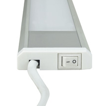 Detailný pohľad na svetlo pod skrinku s vypínačom a káblom