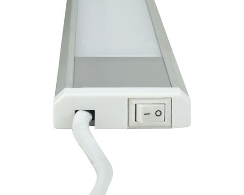 Detailný pohľad na svetlo pod skrinku s vypínačom a káblom