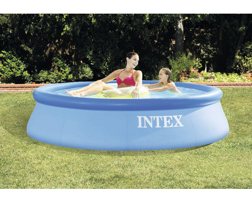 Bazén Intex s dvoma ľuďmi v záhrade