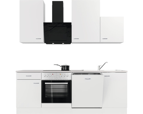 Kompletná biela kuchyňa s digestorom, drezom, sporákom a umývačkou riadu.