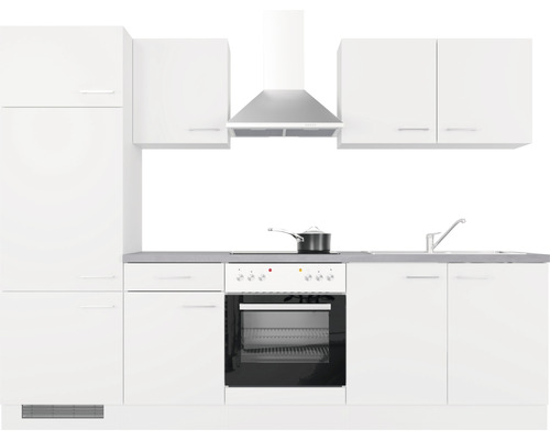 Kompletná biela kuchyňa s hornými a dolnými skrinkami, sporákom, drezom a digestorom.