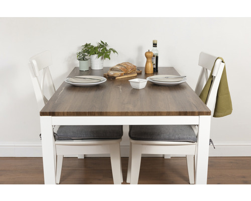 Jedálenský stôl s dvoma stoličkami, riadom a dekoráciami