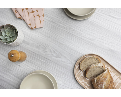 Dekoratívne aranžmán s tanierom na chlieb, riadom, koreničkou, sukulentom a látkovým obrúskom na drevenom stole