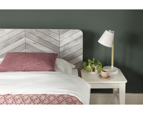 Spálňa s posteľou, nočným stolíkom a lampou