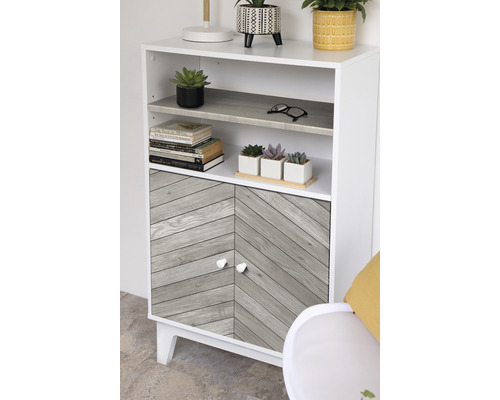 Skriňa s dvomi dvierkami a policami v obývacej izbe