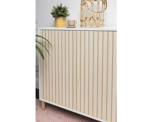 Komoda s vrúbkovanými dvierkami a dekoratívnymi predmetmi