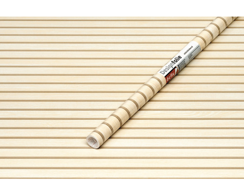 Rolka dizajnovej fólie s dreveným vzhľadom na vodorovnom pozadí