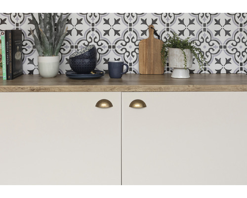 Kuchynská scéna s pracovnou doskou, riadom a dekoráciou na skrinke