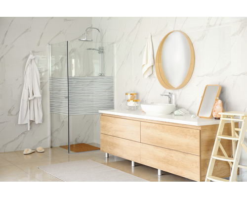 Svetlá kúpeľňa so sprchou, umývadlom a zrkadlom