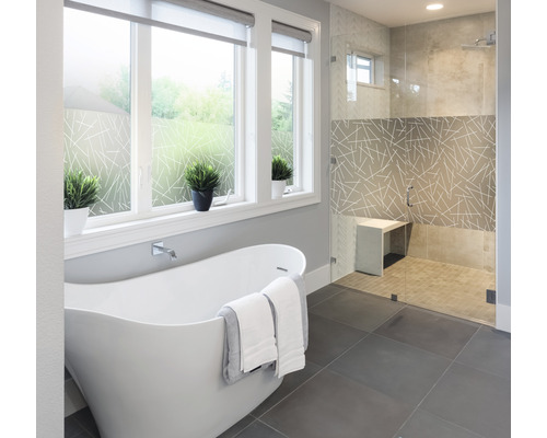 Moderná kúpeľňa s voľne stojacou vaňou, sprchovacím kútom a okennou fóliou