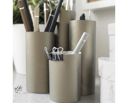 Kovový držiak na perá rôznych veľkostí s perami a sponkami na papier
