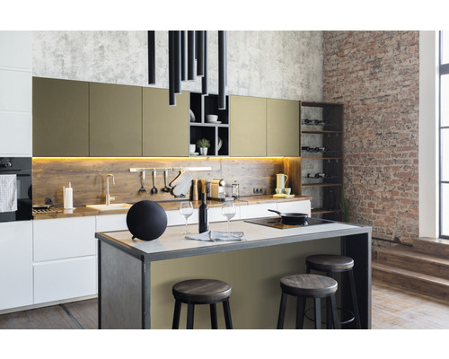 Svetlá kuchyňa s kuchynským ostrovom, barovými stoličkami a rôznym kuchynským náčiním