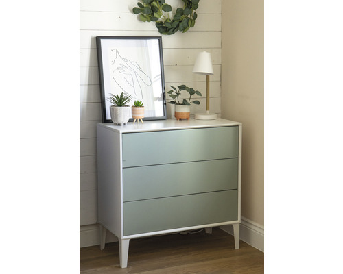 Komoda s tromi zásuvkami, dekorácia, lampa a obraz