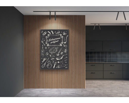 Dekoratívny obraz kuchyne na stene s drevenými panelmi v modernej kuchyni